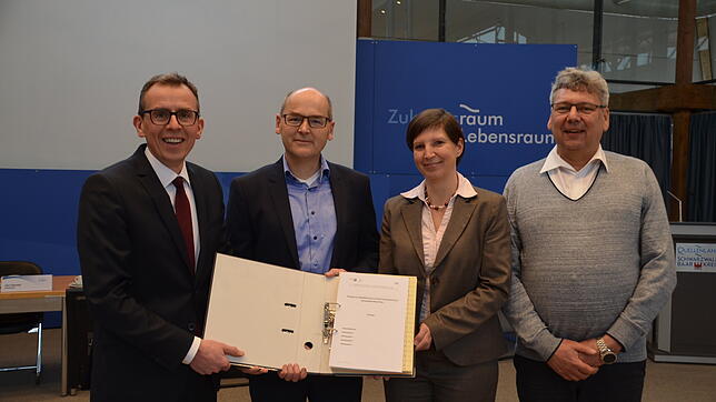 Sie stellen das Projekt &bdquo;Digitalisierung von Schule und Unterricht im Schwarzwald-Baar-Kreis&ldquo; im Ausschuss für Bildung und ...