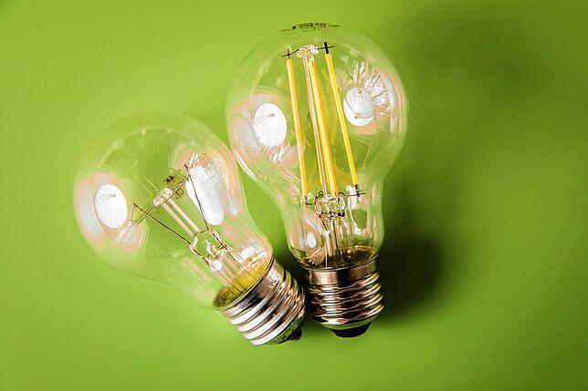 Die gute alte Glühlampe, die so nicht mehr verkauft wird, verbraucht bis zu 90 Prozent mehr Strom als die LED. Die ist dafür deutlich ...