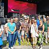 Die Gewinnerinnen und Gewinner mit SÜDKURIER-Redakteurin Jenna Santini (links) vor der Bühne, auf der wenig später Deep Purple rocken.