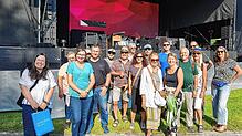 Die Gewinnerinnen und Gewinner mit SÜDKURIER-Redakteurin Jenna Santini (links) vor der Bühne, auf der wenig später Deep Purple rocken.
