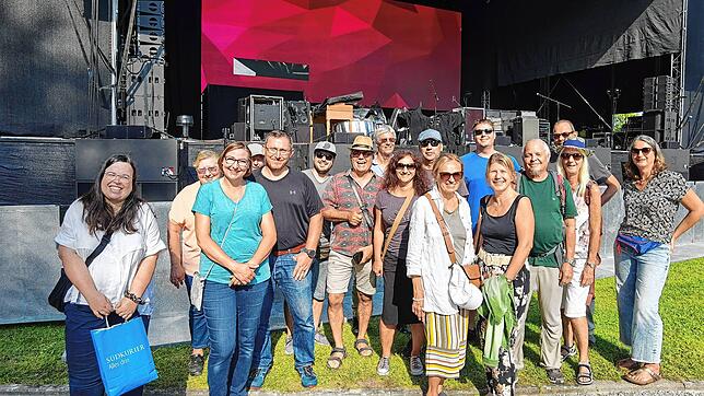Die Gewinnerinnen und Gewinner mit SÜDKURIER-Redakteurin Jenna Santini (links) vor der Bühne, auf der wenig später Deep Purple rocken.