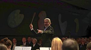Die Stadtkapelle unter Leitung von Ralf Ochs beim Bürgerempfang zum Start ins Jubiläumsjahr 2025 im Kursaal. Foto: Hilser