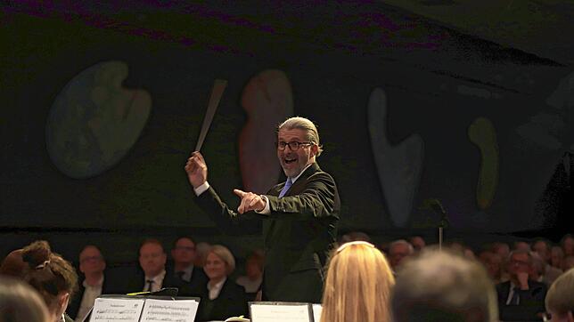 Die Stadtkapelle unter Leitung von Ralf Ochs beim Bürgerempfang zum Start ins Jubiläumsjahr 2025 im Kursaal. Foto: Hilser