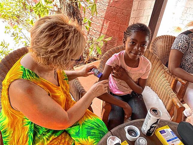 Auch die elfjährige Mariama leidet an Diabetes und bekommt hier von Gudrun eine kontinuierliche Messung am Oberarm verpasst.