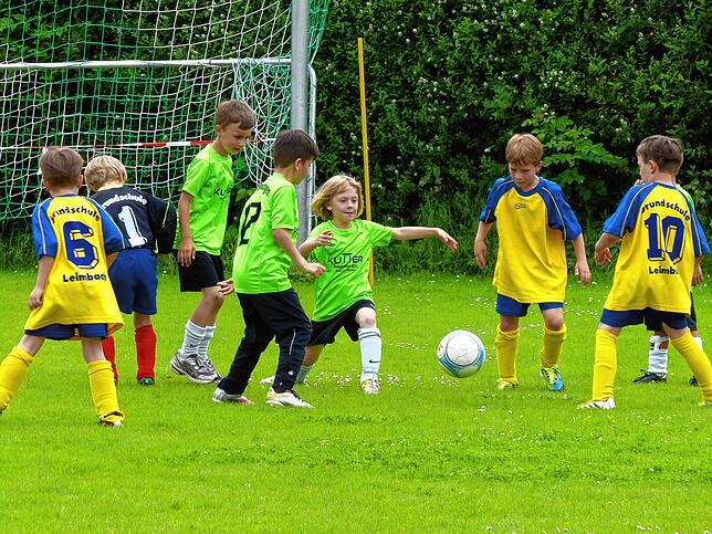 Der Spielbetrieb ist eingestellt, auch die Grundschüler, wie hier aus Leimbach und Bermatingen, treten vorerst nicht mehr gegeneinander an.
