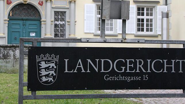 Vor dem Landgericht Konstanz wurde der Mann verurteilt, der mit 15 Messerstichen seinen Mitbewohner in Wollmatingen tötete. Er muss in ...