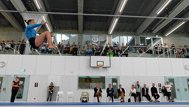 Gut, dass die Sporthalle so hoch ist: Spektakuläre Sprünge der jungen Kunstturnerinnen.
