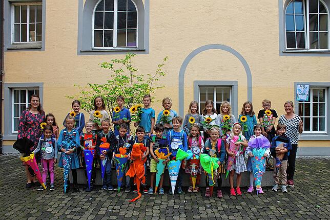 Die Erstklässler der Klasse M8 der Stephansschule Konstanz zusammen mit ihren Paten der dritten Klasse, sowie der Klassenlehrerin Frau ...