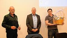 Der Gemeinderat verabschiedete den Bürgermeister (von links): die Gemeinderäte Ottmar Schober, Bürgermeister Wolfgang Sigrist und ...