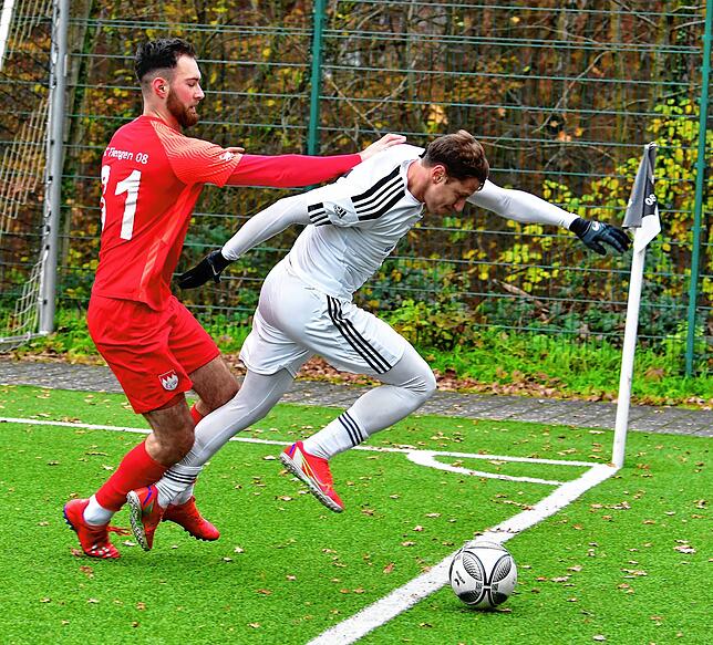 Nicht aus der Liga schubsen lassen: Tobias Lerch (rechts, im Hinspiel gegen Emir Muratovic) braucht mit dem SV 08 Laufenburg II am ...
