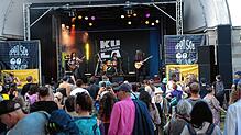 Die einen drängen sich vor der Bühne, andere machen es sich auf Picknickdecken gemütlich. Das ist typisch für das Open See Festival im ...