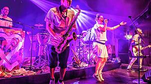 Äl Jawala entfacht mit zwei Saxophonen und viel Percussion das Feuer einer ganzen Gypsy Brass Band. Am 21. Juli eröffnen sie mit einem ...