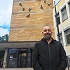 Rocco Granato vor dem Rathaus. Er ist sich bewusst, dass er sich erst in das Amt des OB einarbeiten müsste, schließlich habe er ...