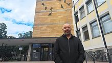 Rocco Granato vor dem Rathaus. Er ist sich bewusst, dass er sich erst in das Amt des OB einarbeiten müsste, schließlich habe er ...