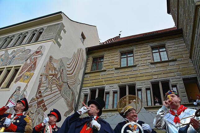 Bild 6: Bilder vom Narrensturm auf das Rathaus in in Überlingen