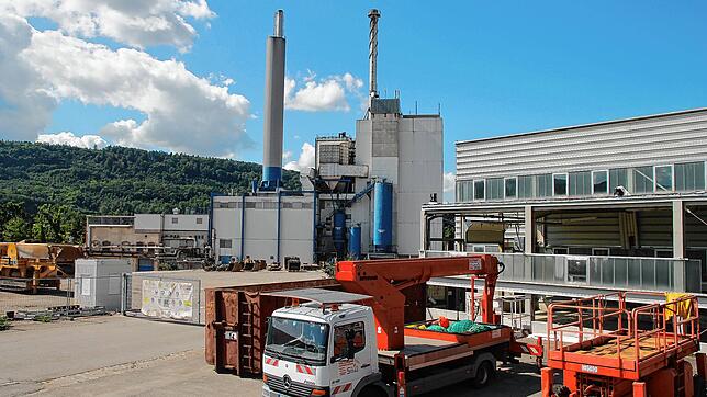 Noch in diesem Jahr sollen die Kraftwerksanlagen und die noch bestehende Halle (rechts) der ehemaligen Papierfabrik in Albbruck ...