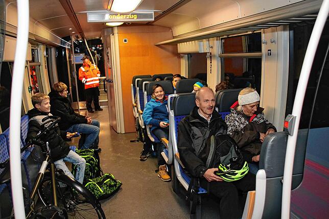 Gut genutzt wurde gleich die erste Fahrt der Wutachtalbahn bis Stühlingen.Gezählt wruden immerhin 40 Schüler, die statt Bus die Bahn ...