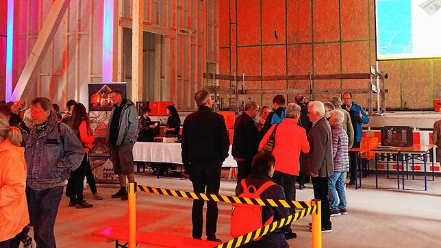 Mehr als 800 Besucher nahmen die Gelegenheit wahr, um das Richtfest der Scheffelhalle dazu zu nutzen, den Neubau, eine beeindruckende ...