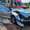 Eine schwer verletzte Person musste bei Engen von der Feuerwehr aus ihrem Fahrzeug befreit werden.