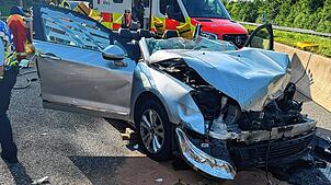 Eine schwer verletzte Person musste bei Engen von der Feuerwehr aus ihrem Fahrzeug befreit werden.