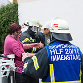 Die Geretteten werden nach der Fahrt mit der Drehleiter in Sicherheit in Empfang genommen.