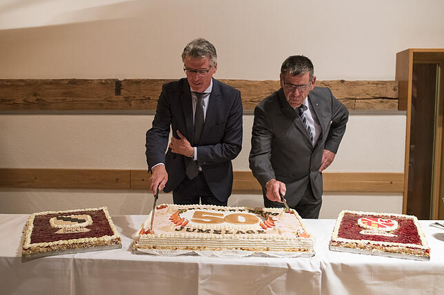 Guy Ernst (rechts), Bürgermeister von Heiligenberg/Elsaß, und sein Amtskollege Frank Amann aus Heiligenberg/Bodenseekreis schneiden eine ...