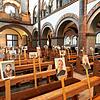 Die Gemeinde fehlt, und doch ist sie da: Pfarrer Hermann-Josef Ludwig in Boppard (Rheinland-Pfalz) hat seine Kirchenbänke mit ...