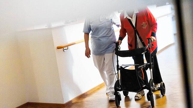 Seit Mitte März müssen Mitarbeiter in Krankenhäusern, Arztpraxen und Pflegeheimen nachweisen, dass sie gegen Corona geimpft sind. Doch ...