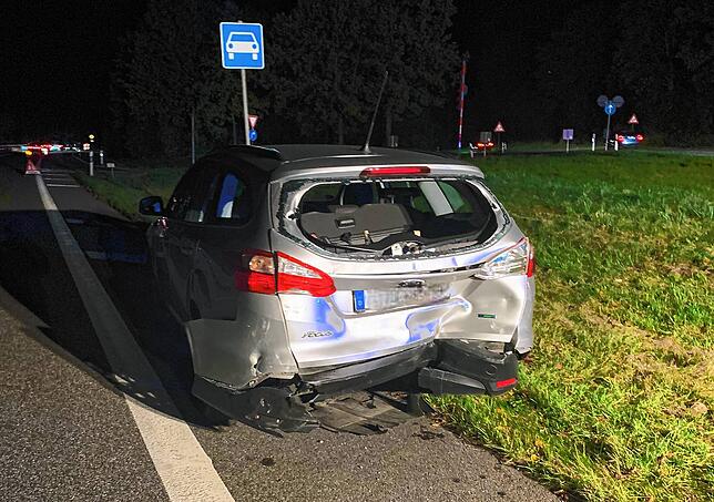 Die Autos wurden bei dem Unfall schwer beschädigt.