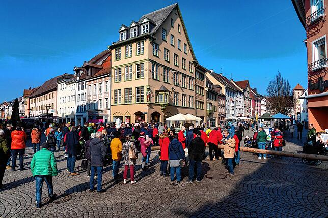 Dicht umlagert war der Verkaufsstand der Katzenmusik am Marktplatz.