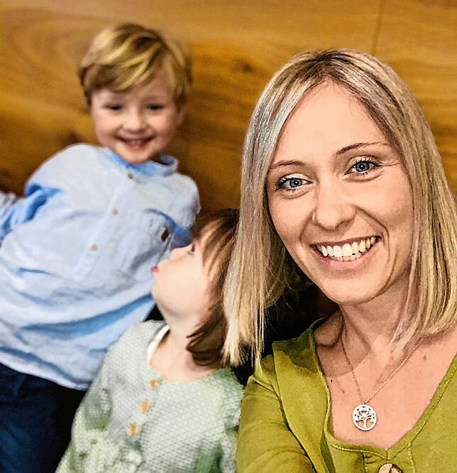 Nadine Lux arbeitet bei der Volksbank, ist Yoga- und Achtsamkeitslehrerin für Kinder, und hat einen drei Jahre alten Sohn.