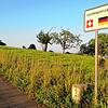 Landesgrenze zwischen Deutschland und der Schweiz auf dem Maienbühl in Lörrach.