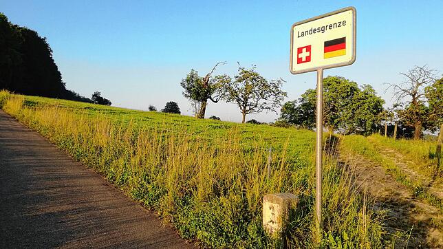 Landesgrenze zwischen Deutschland und der Schweiz auf dem Maienbühl in Lörrach.