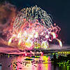 Beim Feuerwerk des Seenachtfests 2025 in Konstanz leuchtet der Himmel über dem Bodensee in allen Farben.