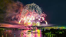 Beim Feuerwerk des Seenachtfests 2025 in Konstanz leuchtet der Himmel über dem Bodensee in allen Farben.