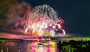 Beim Feuerwerk des Seenachtfests 2025 in Konstanz leuchtet der Himmel über dem Bodensee in allen Farben.