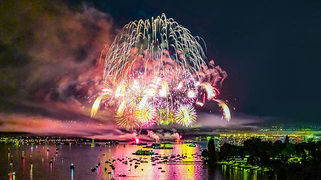 Beim Feuerwerk des Seenachtfests 2025 in Konstanz leuchtet der Himmel über dem Bodensee in allen Farben.