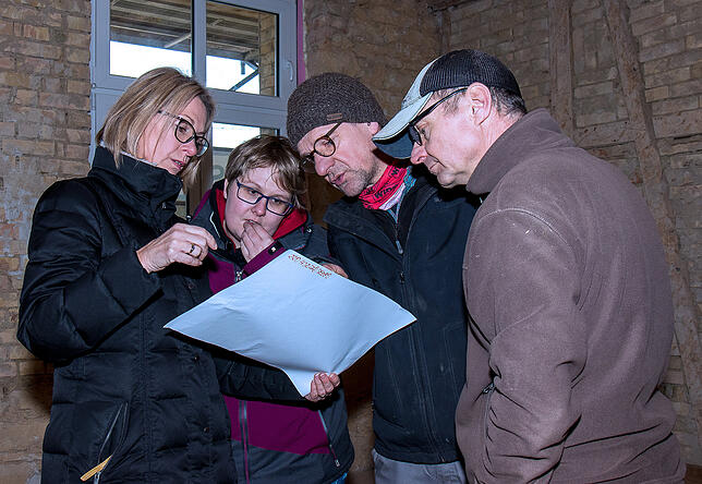 Die Besucher, wie hier beim Planstudium Sandra Mann, Lissy Kehrmüller, Rainer Liehner und Egon Hafner (von links), zeigten sich sehr an ...