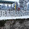 Der Überlingen-Schriftzug am Bahnhof ist am Morgen des 1. Dezember vom Schnee bedeckt.