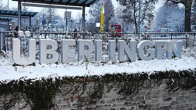 Der Überlingen-Schriftzug am Bahnhof ist am Morgen des 1. Dezember vom Schnee bedeckt.