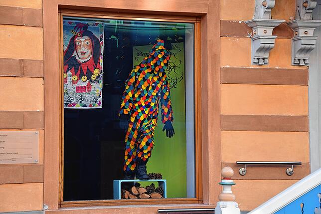 Beide Fenster der Apotheke Dr. Braun in der Hauptstraße sind von den Hänsele beherrscht. Rechts oben ein Kuony-Banner.