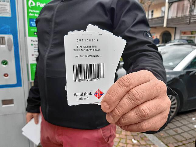 Zusätzlich gibt es 4000 Gutscheine für eine Stunde Gratis-Parken in den beiden Parkhäusern Viehmarkt und Kornhaus, die von den ...