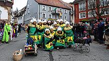 Den Original Löffinger Walpurgisnacht-Sekt servieren beim großen Umzug die Hexenfrauen.