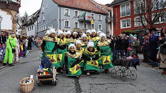 Den Original Löffinger Walpurgisnacht-Sekt servieren beim großen Umzug die Hexenfrauen.