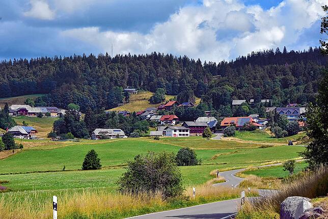 Oberibach schmiegt sich an Hänge des nördlichen Hotzenwaldes.
