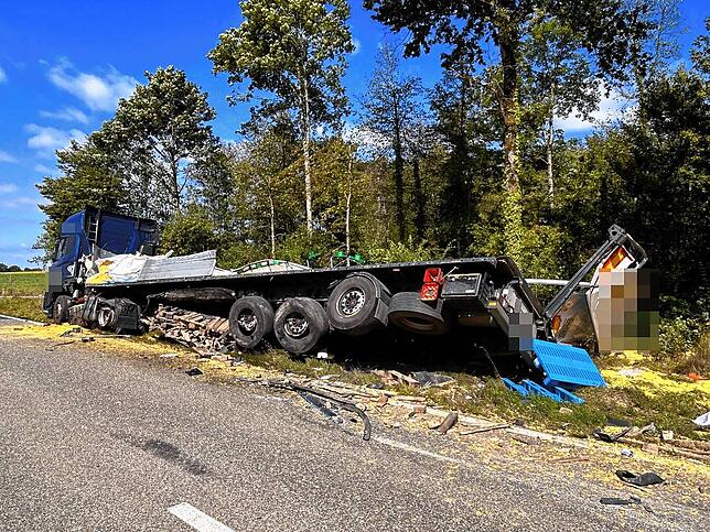 Der Fahrer des entgegenkommenden Lastwagens blieb unverletzt.