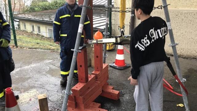 Ein Schüler hebt unter Anleitung mit einem hydraulikbetriebenen Greifarm einen Wasser-Ballon an. Bild: Carsten Hansen