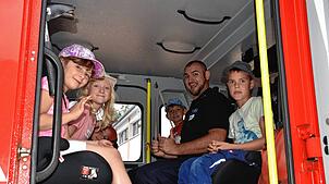 Die Fahrten im Löschfahrzeug sind bei den Kindern der Renner. Foto: Albert Bantle