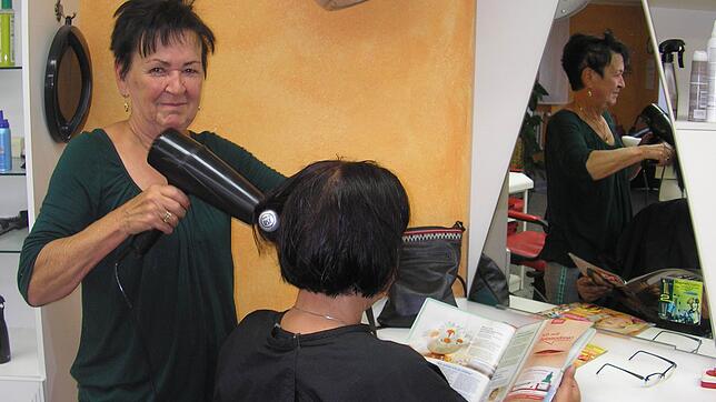 Nach 43 Jahren legt die Wolterdinger Friseurin Christa Wetzel ihr Handwerkszeug nieder und gibt ihren Salon weiter. Bild: Anita Reichart