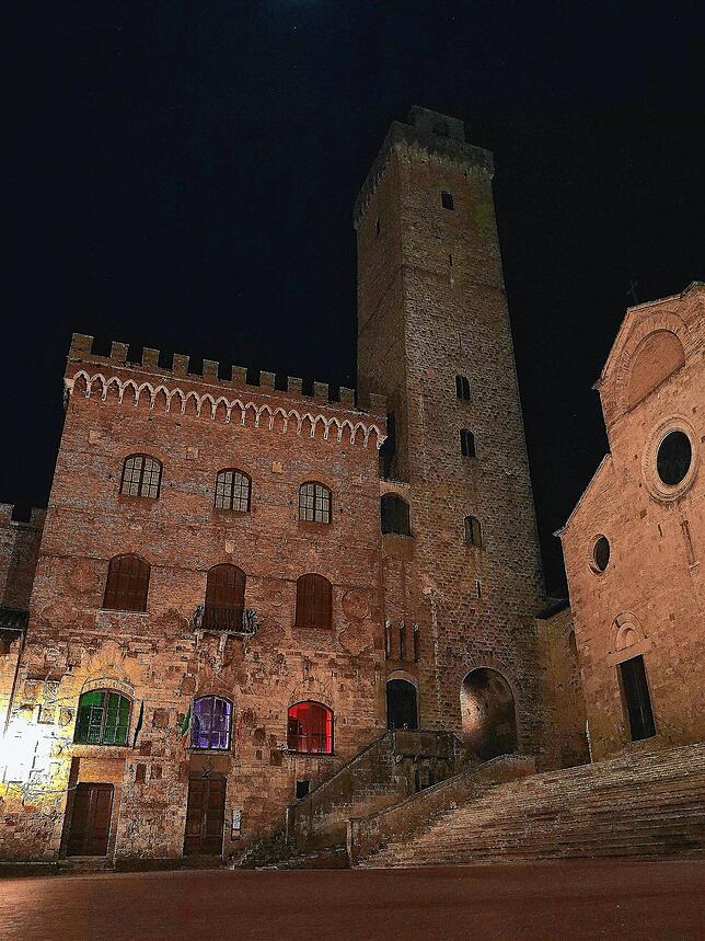 Die italienische Tricolore wird vielfach als Symbol des Durchhaltens genutzt. In San Gimignano hat Bürgermeister Andrea Marrucci die ...